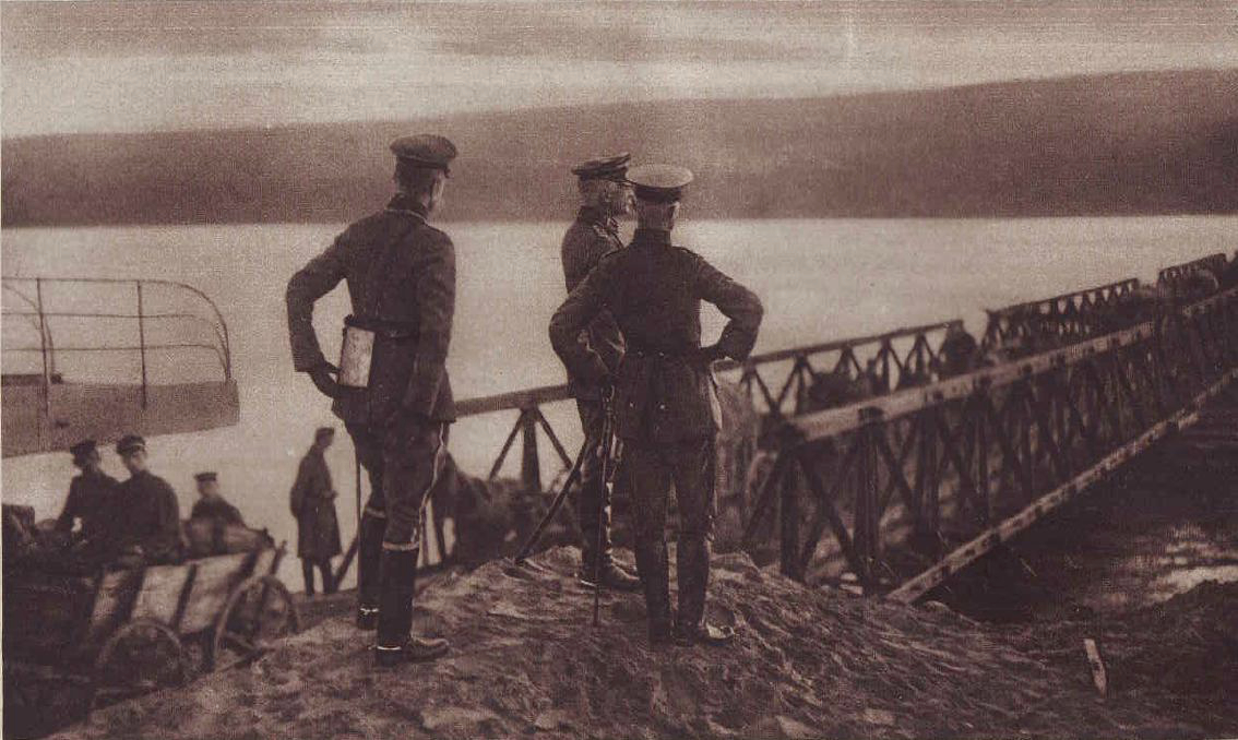 1916. Von Mackensen marsall a Duna román oldalán figyeli a pontonhídon átkelő egységeit Szvistovnál.JPG