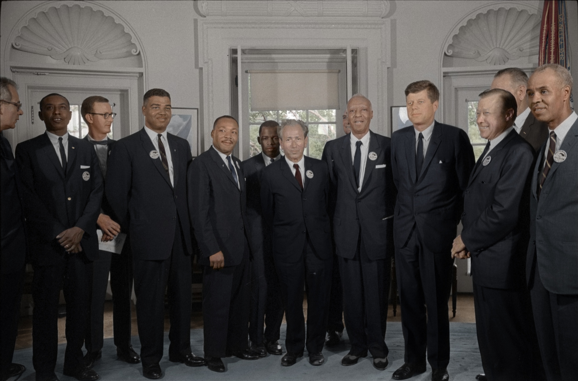 1962. Kennedy elnök találkozik Martin Luther Kinggel és más emberjogi aktivistákkal a Fehér Házban. Egyes elméletek szerint JFK-nek ezek miatt a lépései miatt kellett meghalnia..jpg