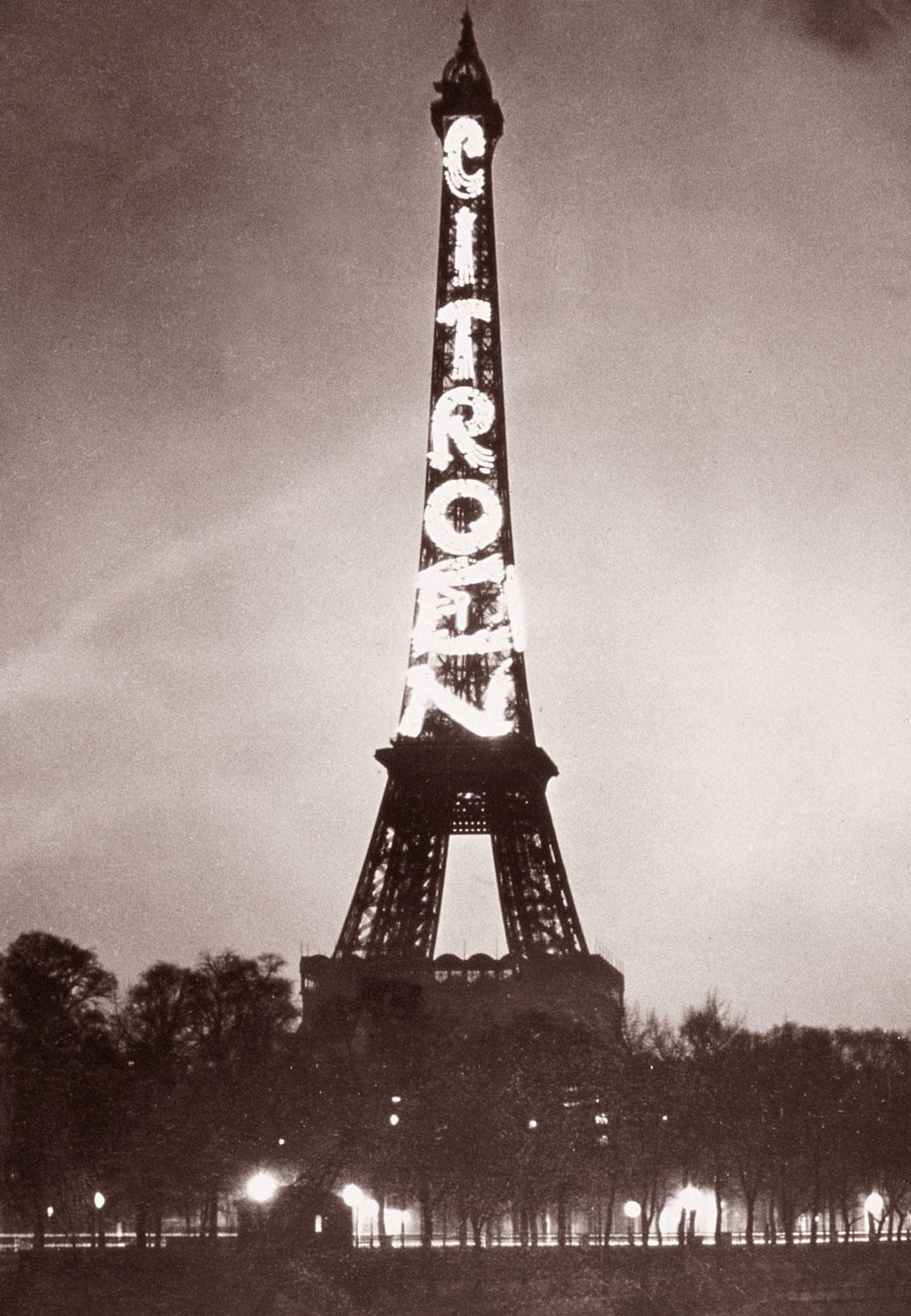 1924. Eiffel torony kivilágítása Citroen felirattal, csaknem 10 évig működött..jpg