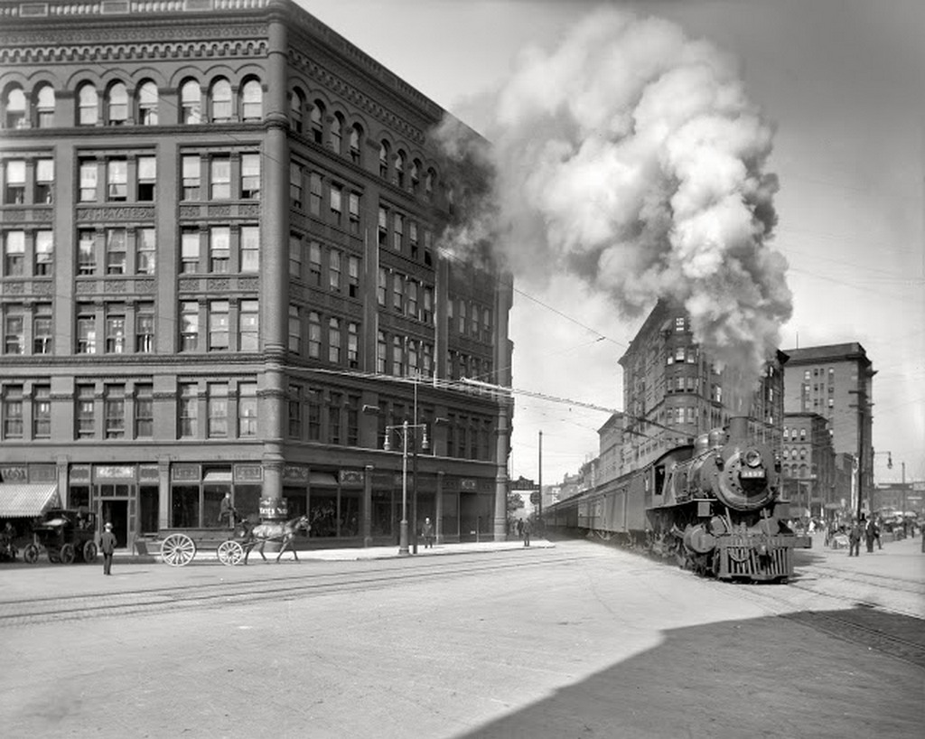 1905. Syracuse, New York. Empire State Express keresztezi a város forgalmas utcáját..jpg