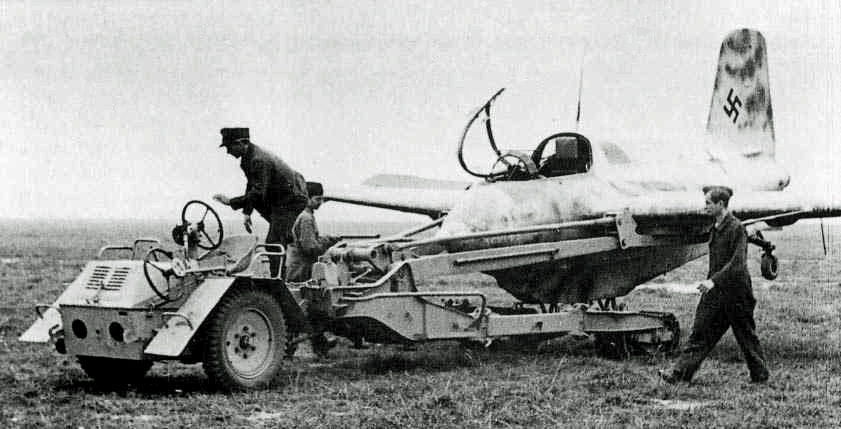 1941. Messerschmidt Me-163 Komet. Az egyetlen valaha hadrendbe állított rakétahajtású vadászgép. 1164 kmh sebességet is képes volt elérni..jpg