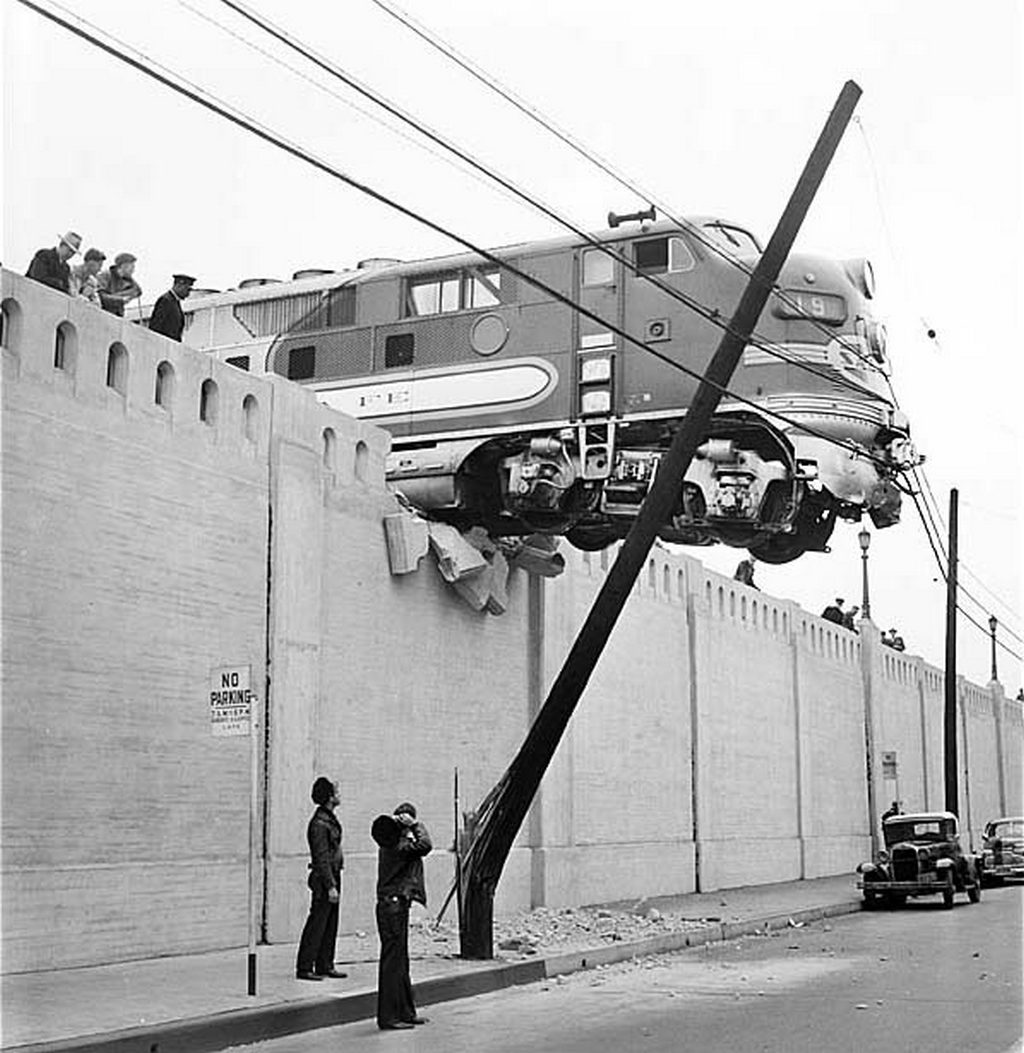 1948. A Chicagoból Los Angelesbe tartó gyorsvonat a végállomás ütközőjét átszakítva az utcaszint fölött állt meg. A mozdonyvezetőt elbocsátották..jpg