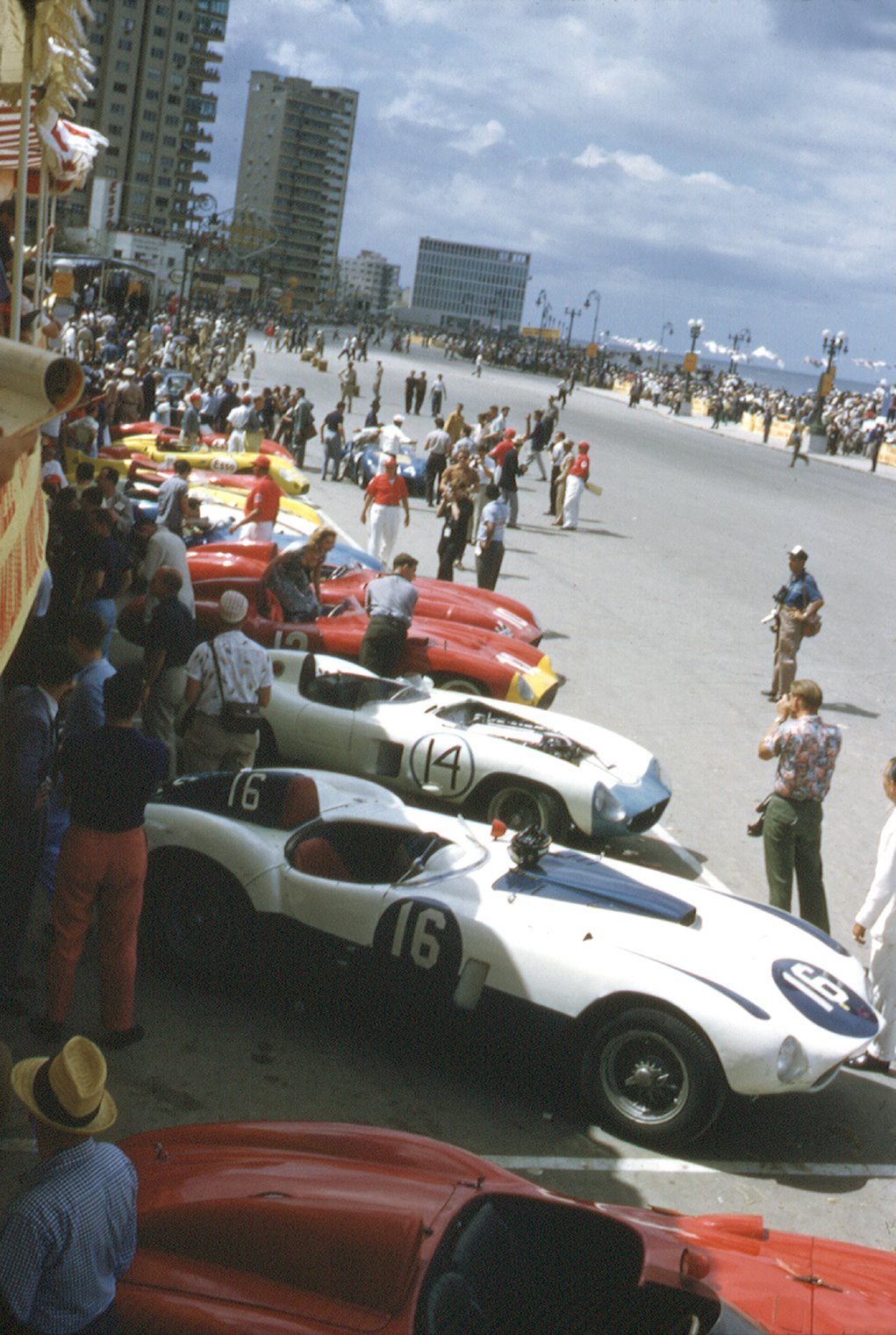 1958. Kubai Grand Prix. A forradalom már javában tart és azévben Havannát is eléri, mely Battista távozásával zárul le. De a kaszinók és szállodák itt még javában üzemelnek..jpg
