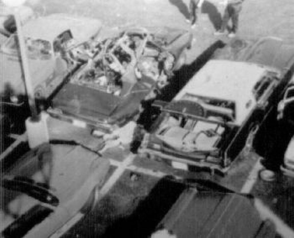 1977. Danny Greene maffiafőnök holtteste felrobbantott autója mellett..jpg