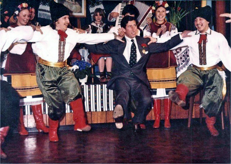 1980. Károly herceg kozák táncot jár a Szovjetunióban (Ukrajna)..jpg