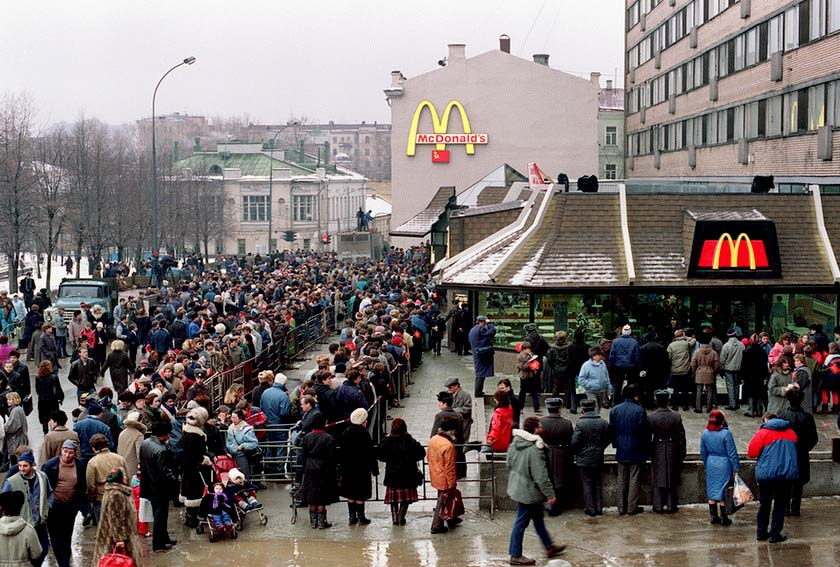 1990. Az első moszvai McDonalds megnyitására váró tömeg..jpg