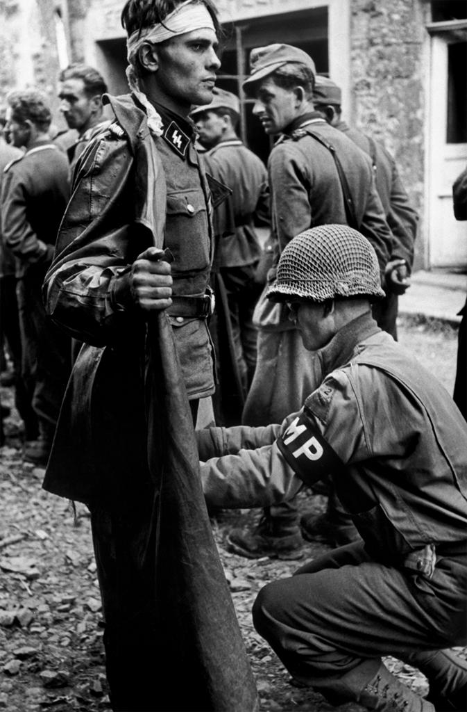 1944. Normandia. Civil kabátban menekülő SS tiszt elfogása és motozása..jpg