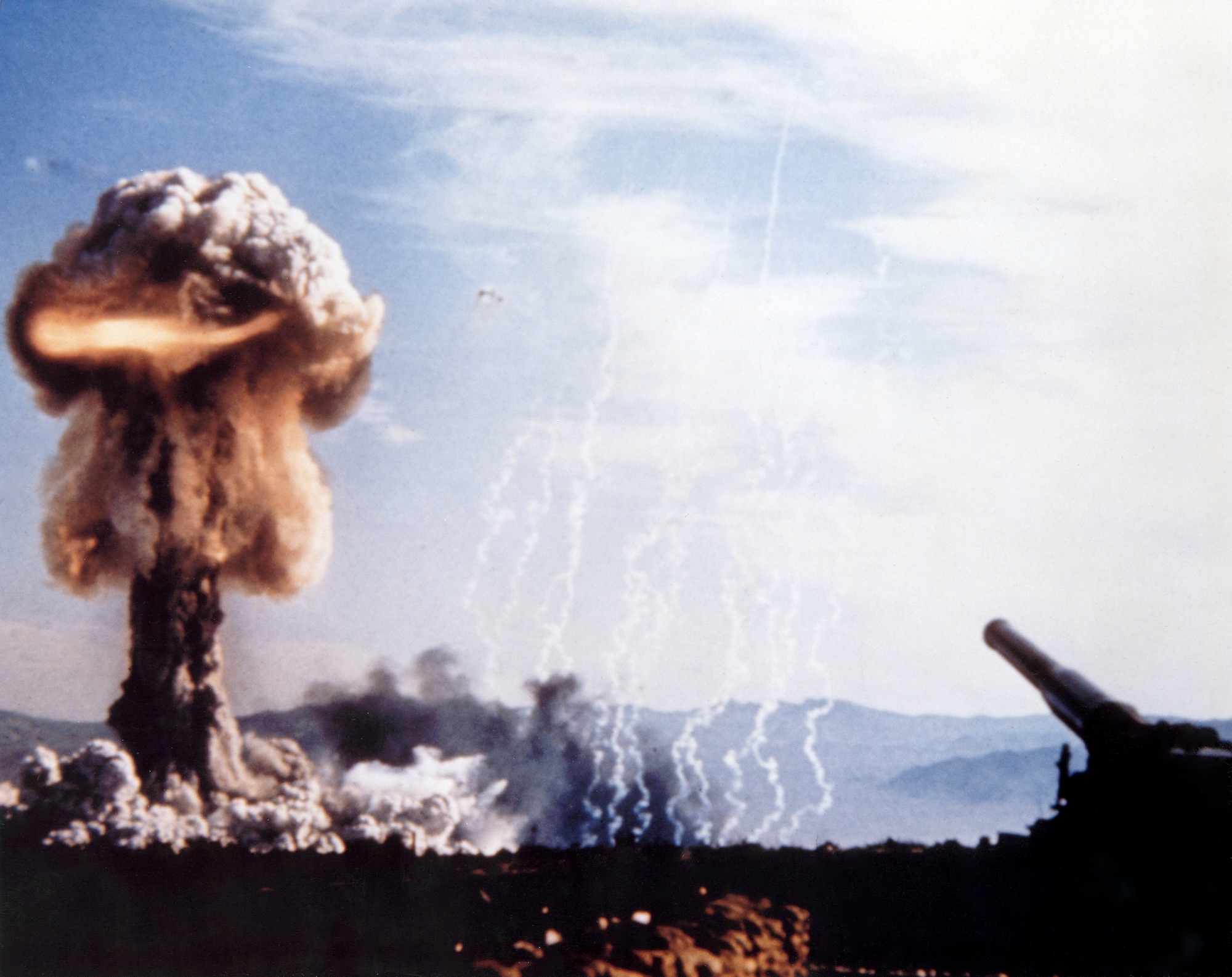 1953. Az első nukleáris töltet kilövésére képes ágyú. Nevadai kísérleti telep..jpg
