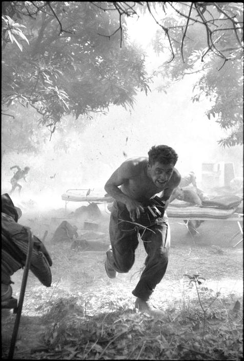 1960. Brit ENSZ katonák menekülnek a felrobbanó muníció elől a kongói krízis idején..jpg