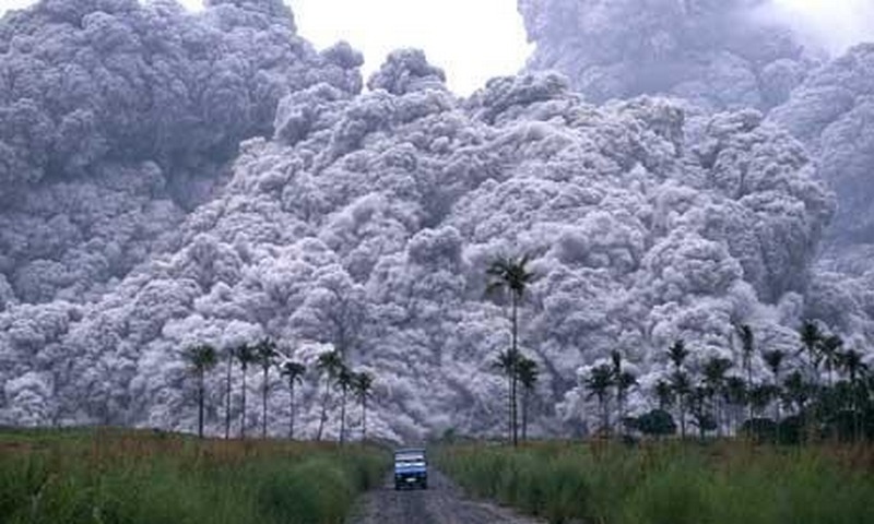 1991. Mount Pinatubo kitörése elől menekülő kutatók..jpg