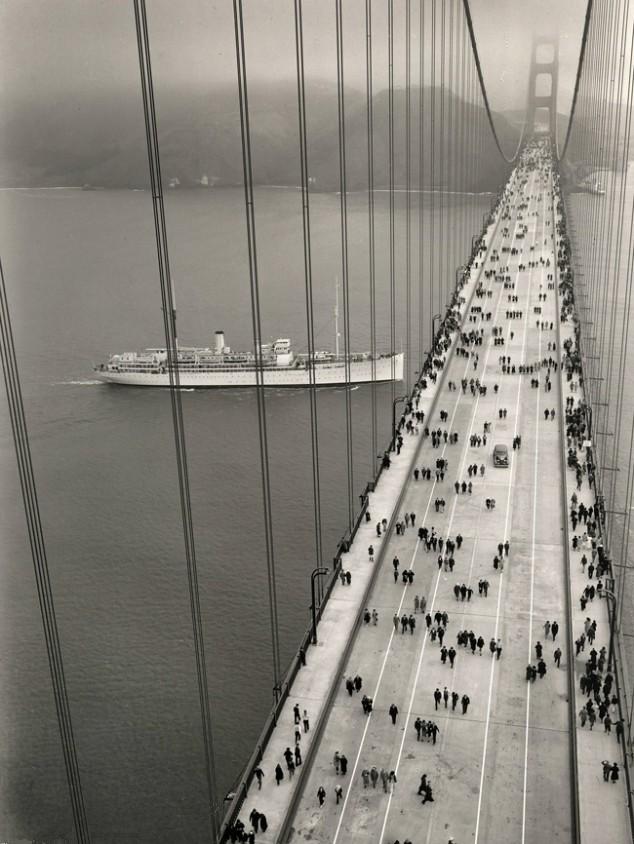 1937. Röviddel megnyitása után emberek a Golden Gate hídon.jpg