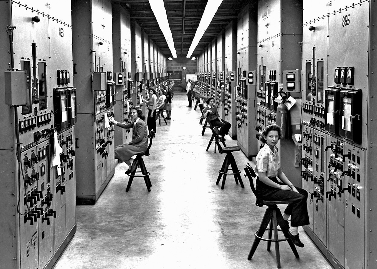 1944. Gépkezelő hölgyek Tennessee-ben. Az urándúsító centrifugákat kezelik épp. Az urán az atombombagyártáshoz kellett..jpg