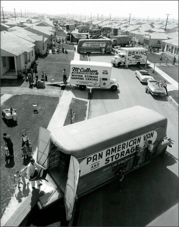 1953. Beköltözés napja egy frissen elkészült kertvárosi utcában Lakewood, Kalifornia.png