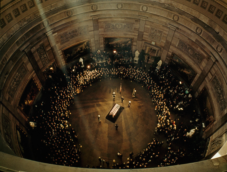 1963. Kenendy koporsója a Kapitólium kupolája alatt..jpg