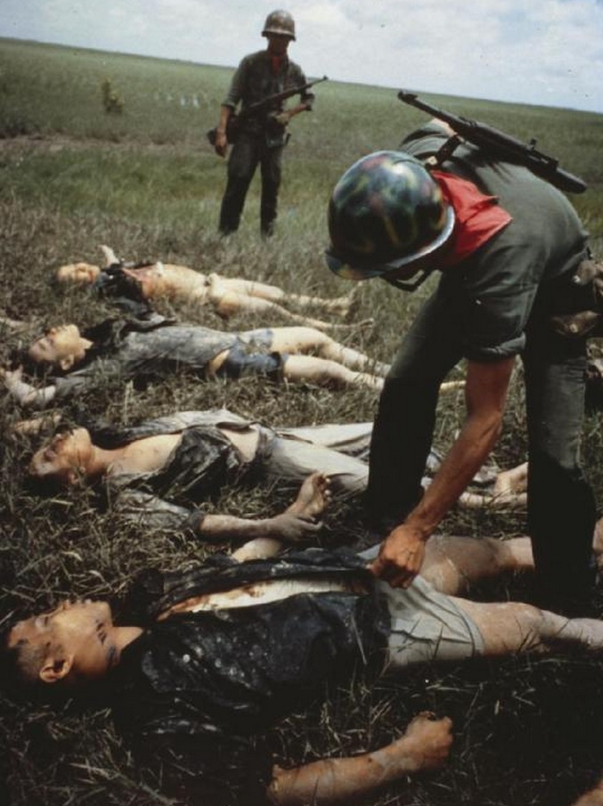 1964. Dél-vietnami katona halott Vietkongokat kutat át valahol a Mekong deltában..jpg