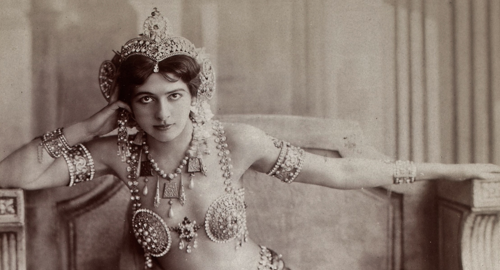 1910. Mata Hari polgári nevén Grietje Zelle  hollandiai születésű bártáncosnő. A francia hadbíróság 1917-ben a Német Birodalom számára végzett kémkedés miatt halálra ítélte..jpg