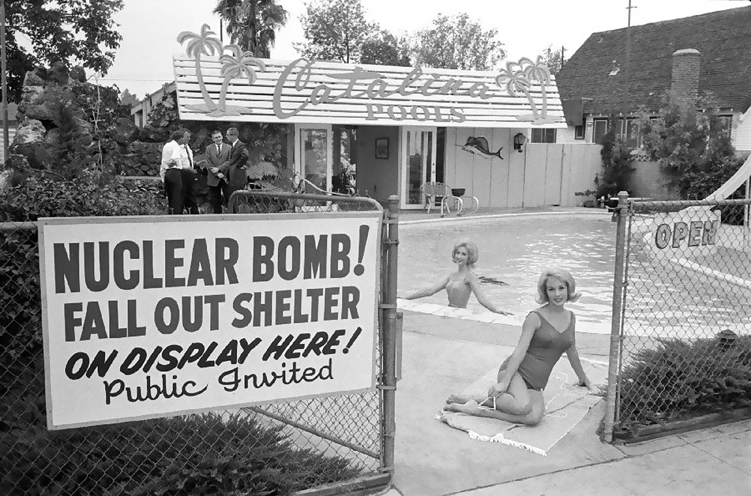 1960. USA. Atomtámadás elleni bunker bemutatója, az amerikai üzletpolitika szellemében.jpg