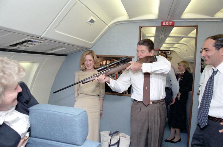 1983. Ronald Reagan fegyvert próbálgat az Air Force One fedélzetén..jpg