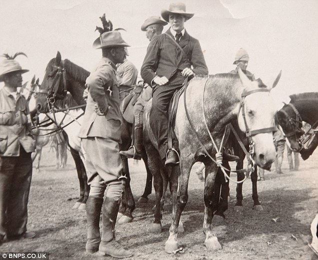 1899. Winston Churchill lovon, miután megszökött egy búr fogolytáborból dél-afrikában az angol-búr háborúban..jpg