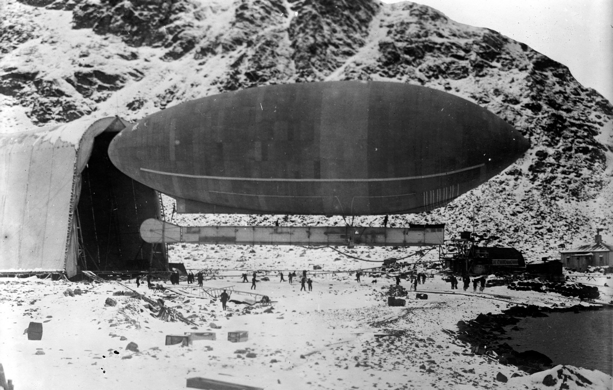 1907. Spitzbergák. Walter Wellman felfedező a 9.5 tonna teherbítású,  56 méter hosszú America nevű ballonjával az Északi sark meghódítására készül. Kb. 40 kilométerre közelítette meg végül, de nem érte el..jpg