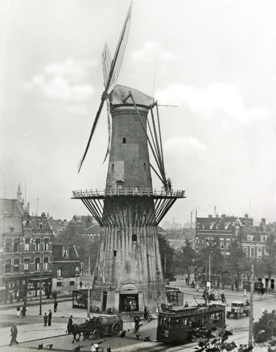 1935 körül. Szélmalom Rotterdam belvárosában..jpg