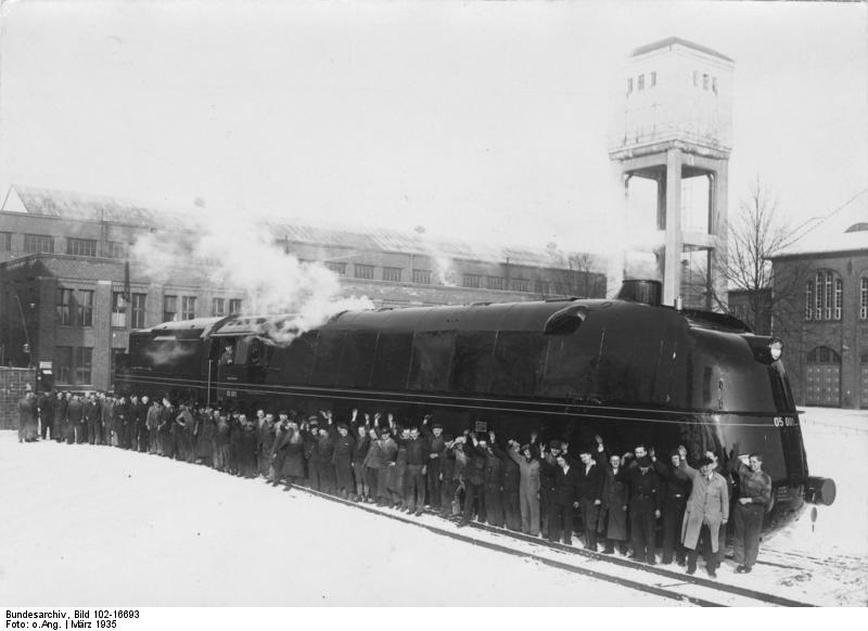 1935. Bár hivatalosan a brit Mallardot tartják a leggyorsabb gőzmozdonynak a világon. Ez a német DRG Klasse 05 lokomotív nem hitelesítetten 241 kmh tempóra is képes volt..jpg