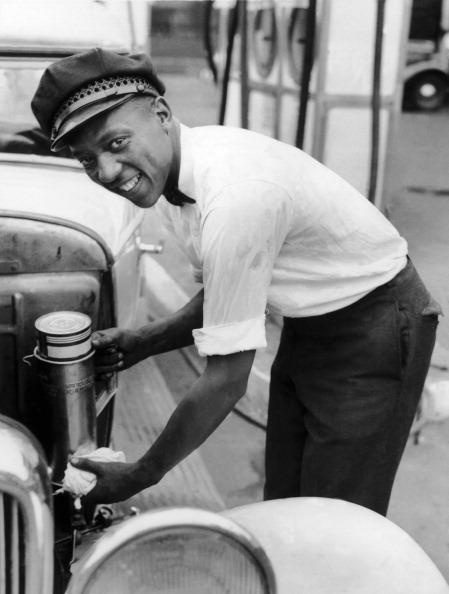 1935. Jesse Owens a berlini olimpia jövendő hőse polgári foglalkozását űzi, benzinkutas Clevelandban..jpg