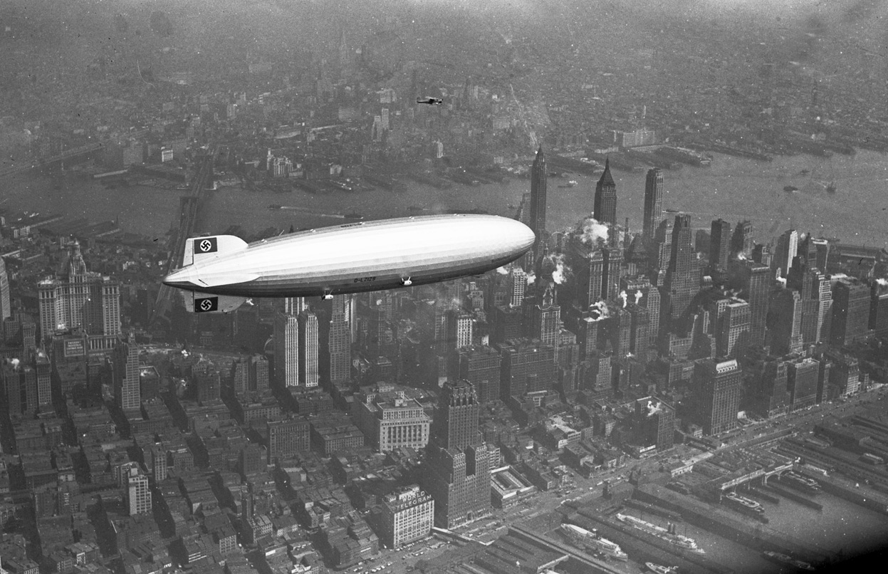 1937. A Hindenburg Manhattan felett. 3 órával később leszállás közben porig égett Lakehurstben..jpg
