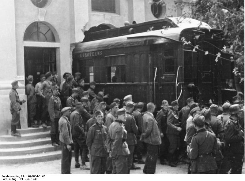 1940. Német katonák falbontással hozták ki azt a vadúti kocsit, amiben az I.vh-t lezáró fegyverletételt aláírták. Franciaország lerohanása után ugyanebben a kocsiban íratták alá a francia fegyverletételt..jpg