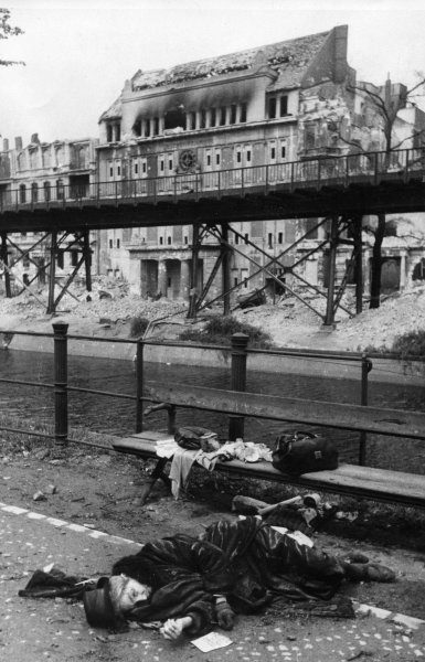 1945. Berlini nő öngyilkos lett az szovjetek bevonulásának hírére. A propaganda teljesen démonizálta az ellenséget, sokak inkább a halált választották..jpg