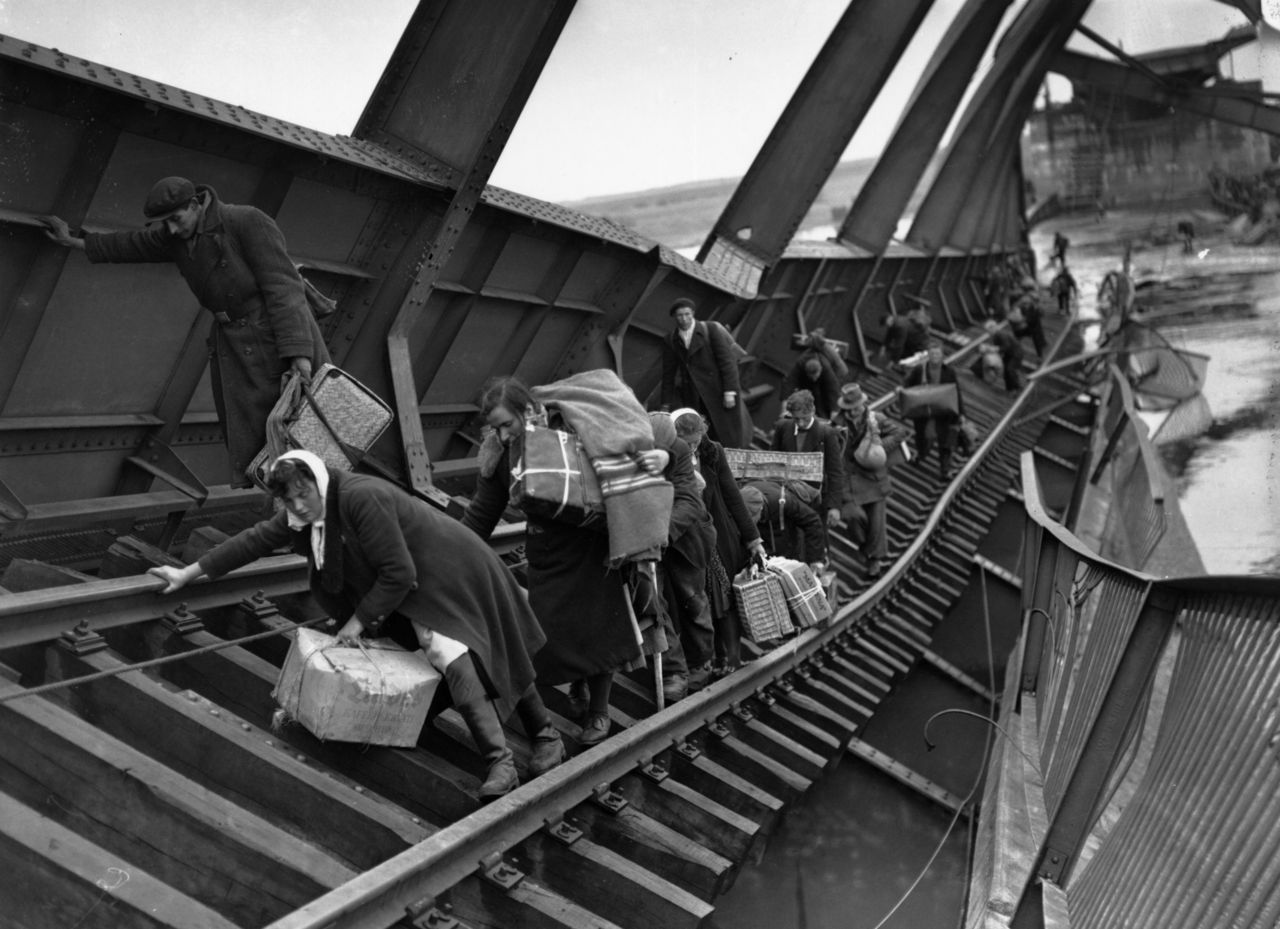 1945. Német polgárok az Elba lemonbázott hídján kelnek át a szovjet csapatok elől menekülve..jpg