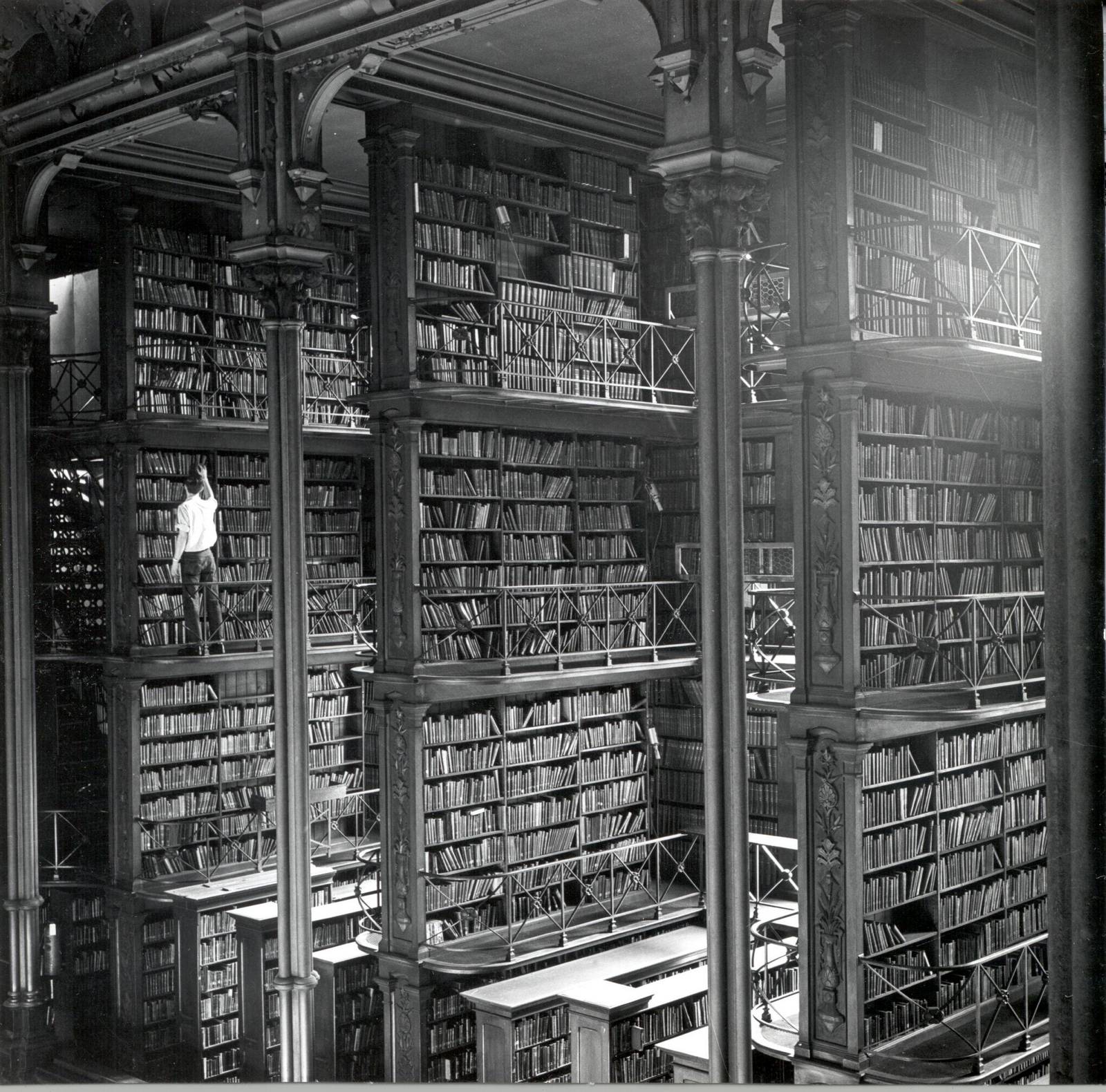 1950 körül. A cincinnati régi könyvár elképesztő méretei. 1955-ben lebontották..jpg