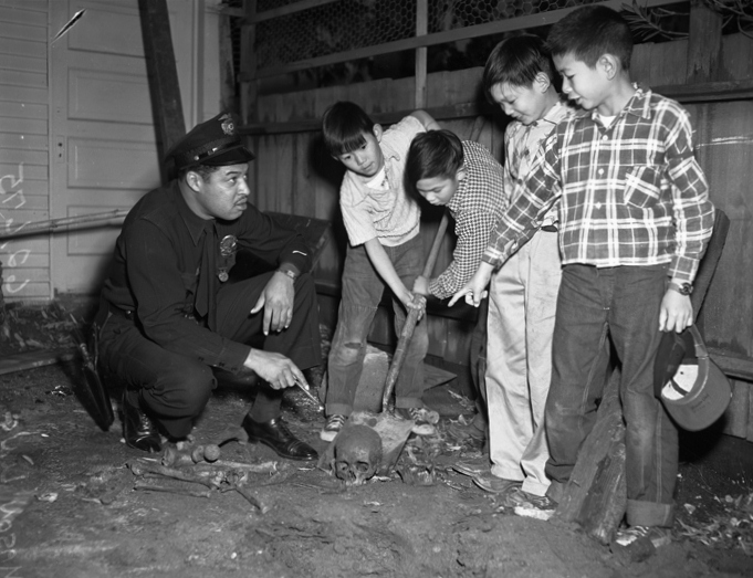 1954. Gyerekek az általuk talált emberi csontokat mutatják egy rendőrnek. Los Angeles..jpg