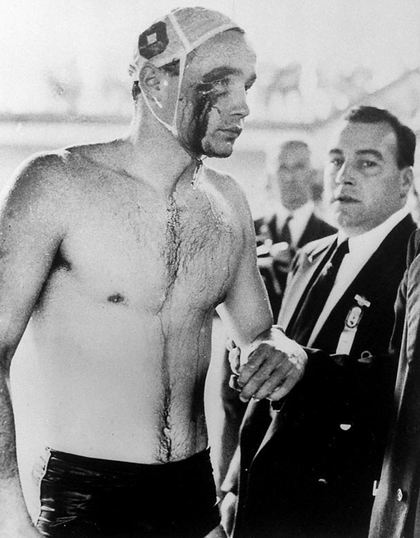 1956. Zádor Ervin elhagyja a medencét a botrányos melbourne-i olimpiai vizilabda mérkőzés után, ahol a szovjetek brutálisan bántak a magyar forradalom miatt játékosainkkal. Azért 4.0-ra nyertünk..jpg