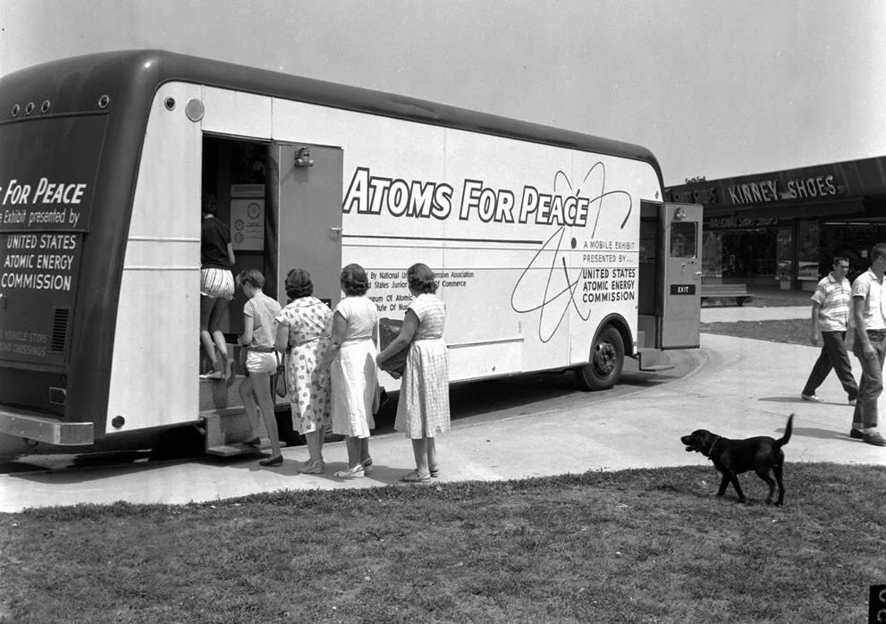 1957. A II. Vh. után az atomerőművek építése körüli időben az amerikai emberek bizalmát volt hivatott erősíteni az atomenergia békés felhasználásának lehetőségeit bemutató mozgó bemutatóbusz..jpg