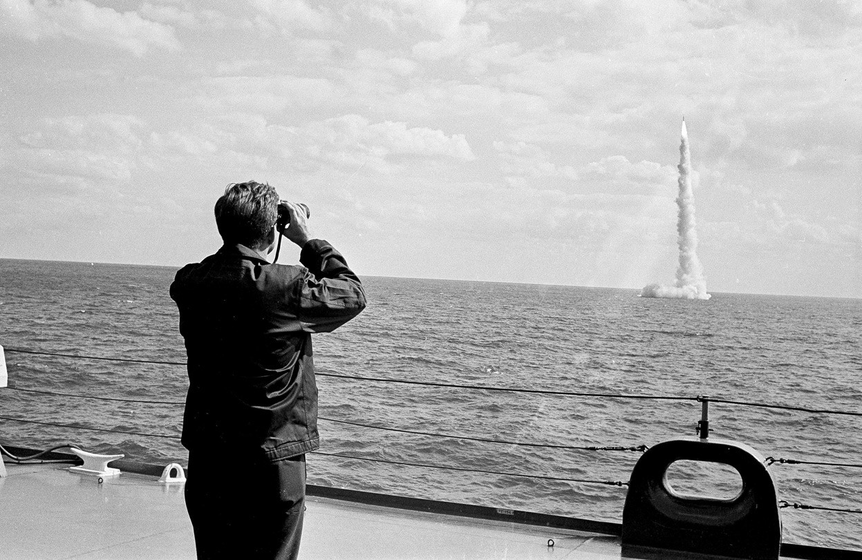 1963. Florida. Kennedy elnök a Polaris ballisztikus rakéta tesztjét nézi..jpg