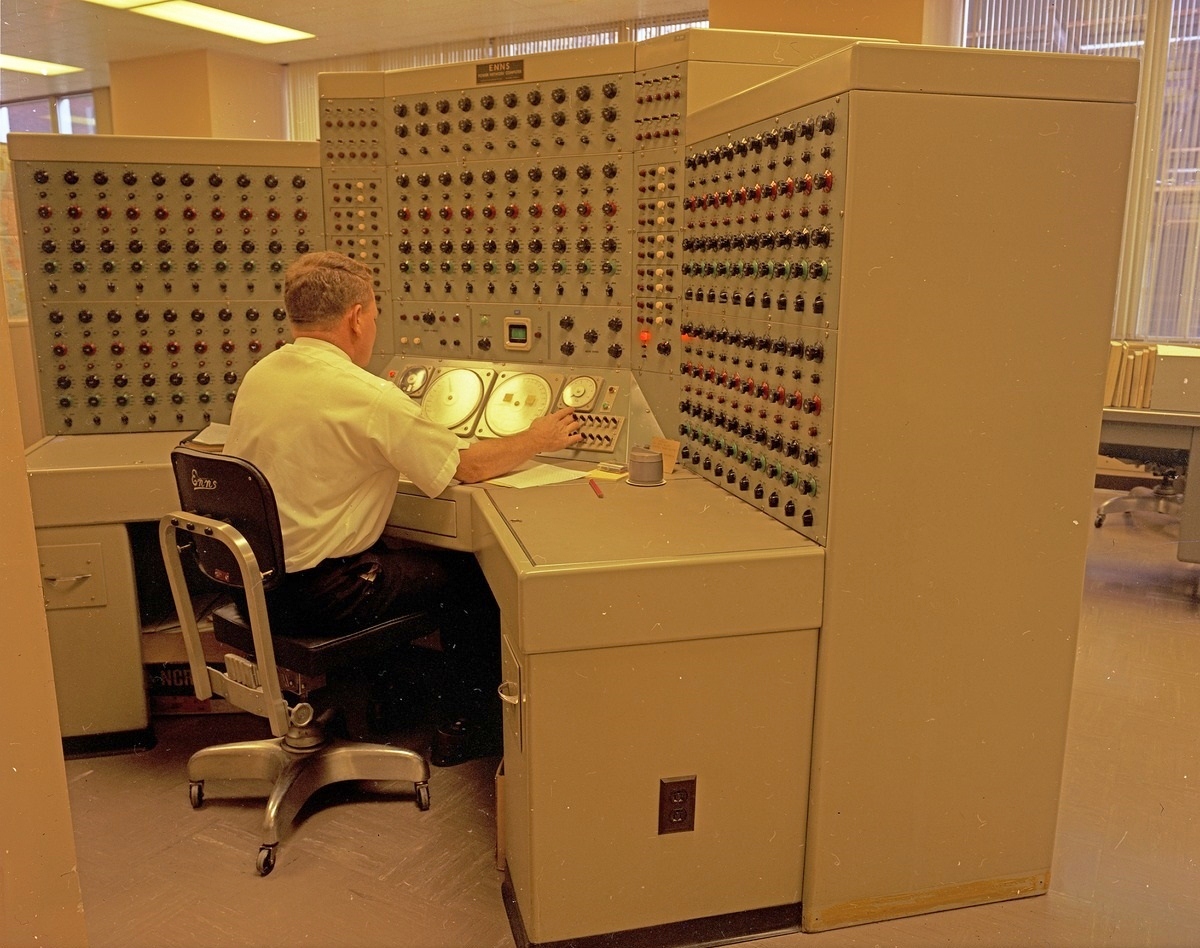 1968. Analóg komputeren dolgozó mérnök..jpg