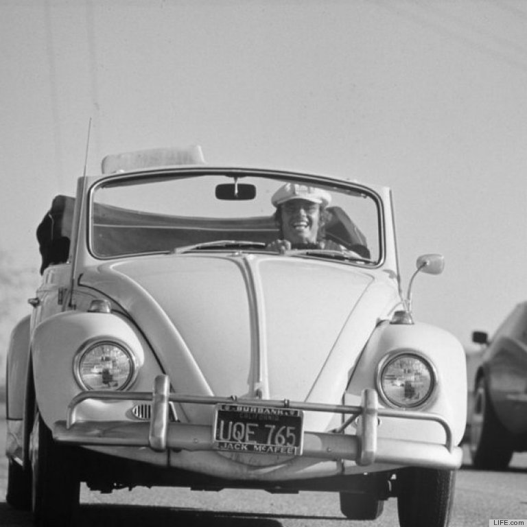 1969. Nicholson saját autójában. Mániákusan imádta a Bogarát..jpg