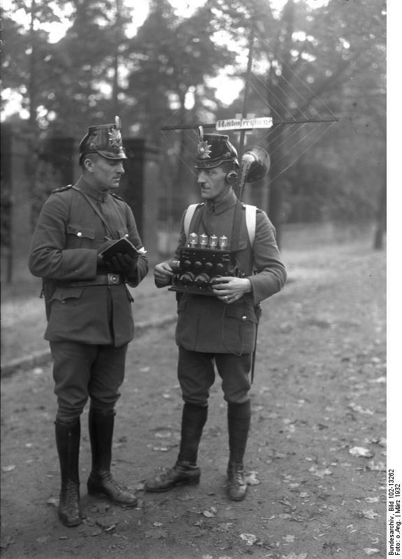 1932_Berlin, Polizei mit Radioger.jpg