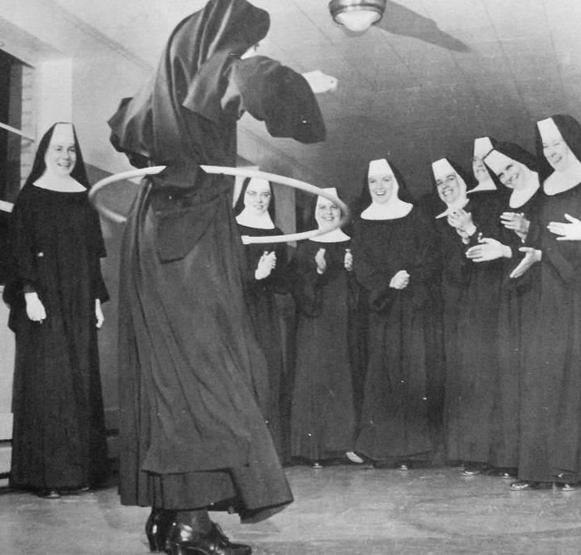 nuns_having_fun_01.jpg