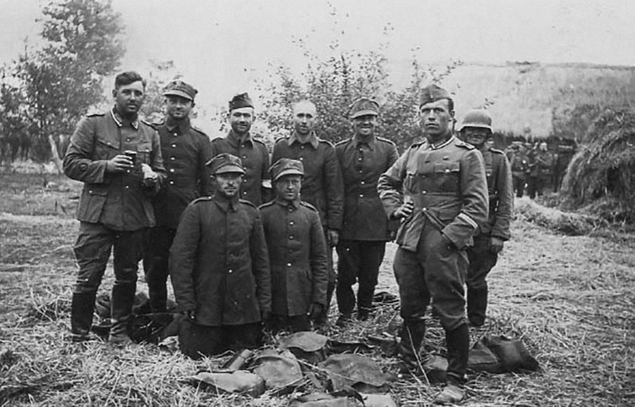 Német katonák lengyel foglyaikkal.