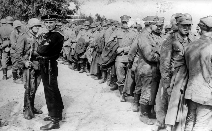 Lengyel foglyok valószínűleg Danzig közelében, mert őrzőik között egy német tengerész látható.