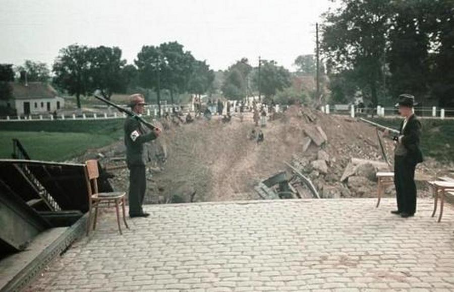 Oborniki város hídját a visszavonuló lengyelek robbantották fel. Német nemzetiségi milícia őrzi a romokat. A LIFE magazin Hugo Jaeger gyűjteményéből.