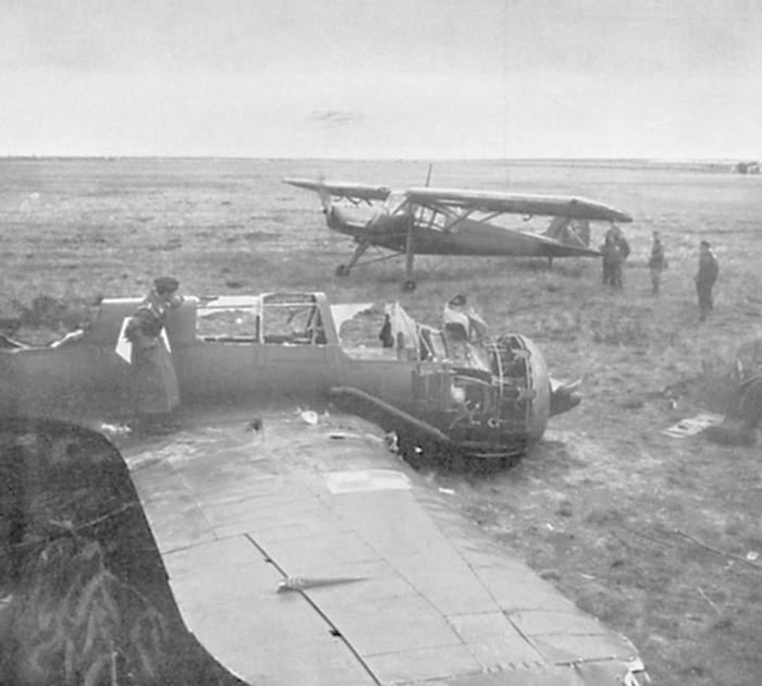 Lezuhant lengyel szomszéd bombázó PZL P-23 és egy német könnyű felderítő repülőgép Fieseler Fi-156 Storch.