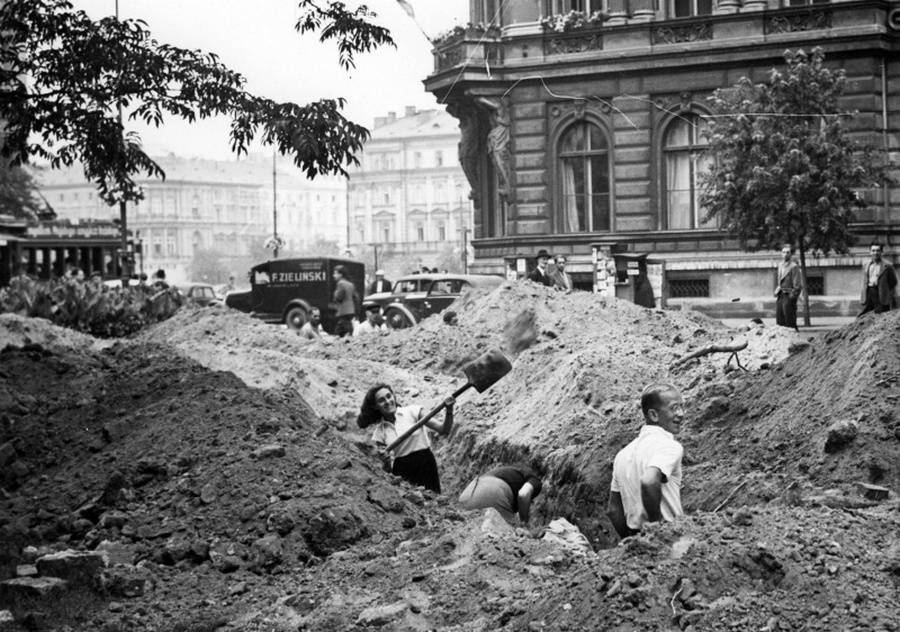 Varsóiak árkot ásnak a Malakovszky-téren.