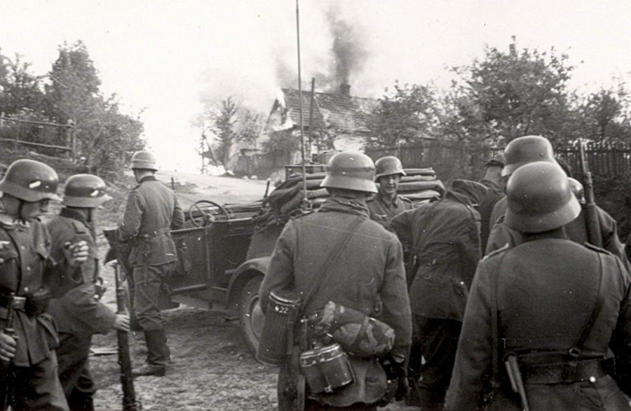 Német csapatok egy lengyel faluban