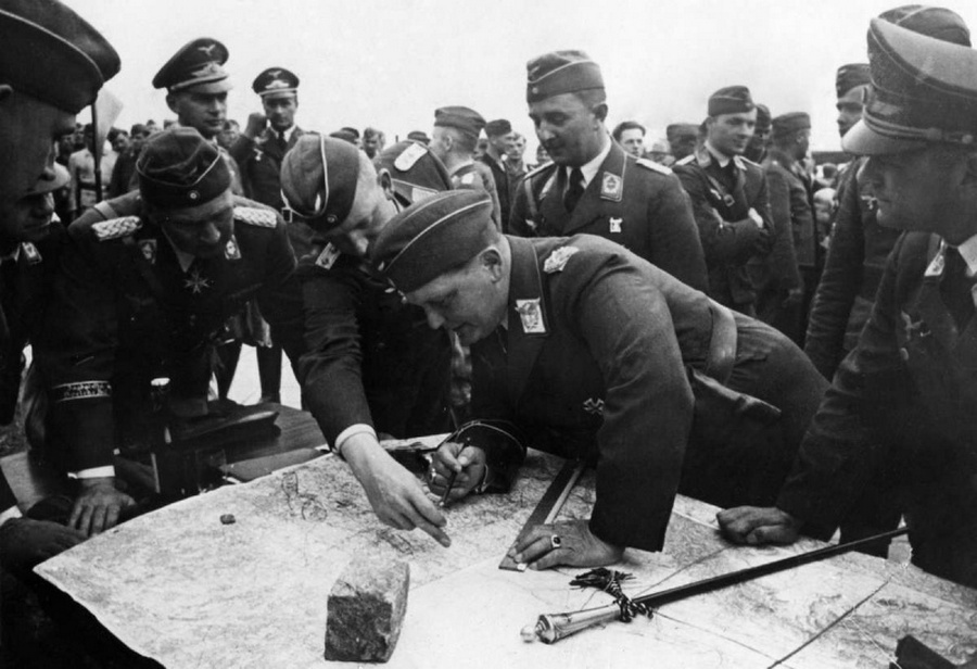 Hermann Göring és a Luftwaffe vezetői az invázió során a térképek felett.