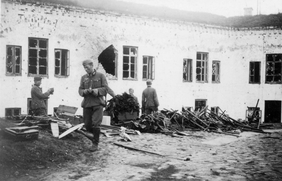 Német katonák az elfoglalt Brest erődben.