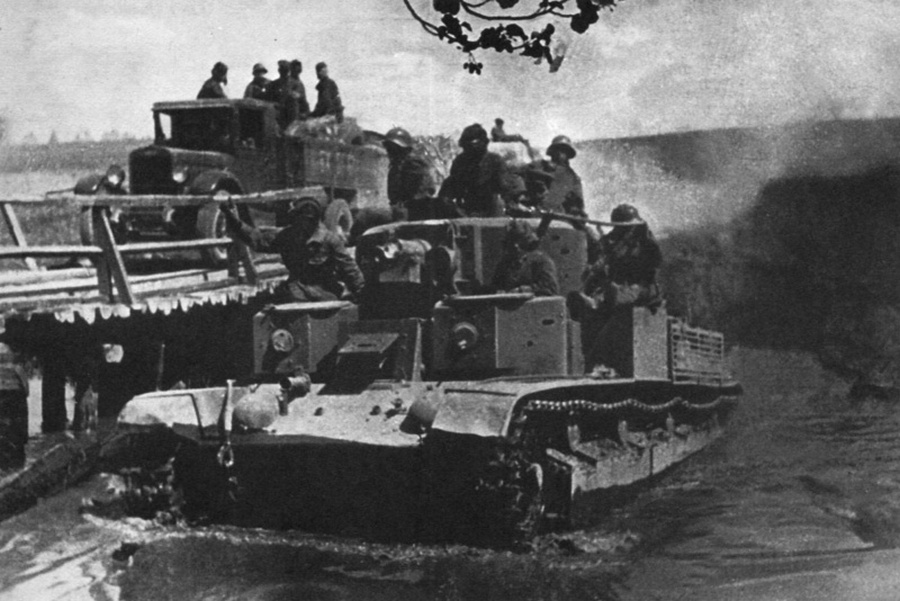 T-28-as tank gázol át Mir falu mellett egy folyón