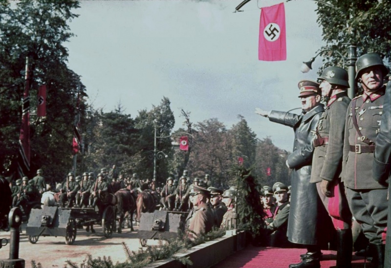 Hitler a varsói győzelmi parádén. A LIFE magazin Jaeger gyűjteményéből.